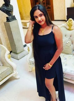 Anushka - escort in Noida Photo 1 of 3
