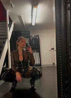 Lady May - dominatrix in New Delhi Photo 3 of 7