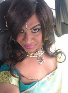 Kumudha - Transsexual dominatrix in Chennai Photo 2 of 2